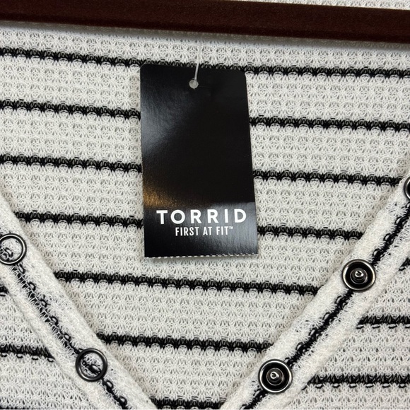 Torrid Stripe Black/White Waffle Knit Henley Shirt Size 2X NWT - Picture 2 of 9